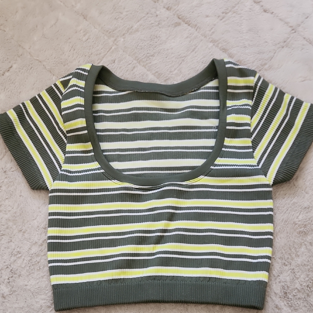 Offline Striped Smeamless Tee  NO TAG INSIDE